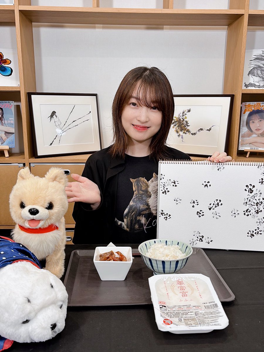 #アトリエReina 第102回

富山のおいしいお米・富富富（ふふふ）とひみ寒ぶりの漬けの組み合わせに箸が止まらないうえしゃまでした✨🍚✨

ノベルティー企画がスタート✏️今回描きあげたイラストは【ねこまみれ】🐈多幸感あふれる一枚ですね😊
 #上田麗奈 #アトリエReina