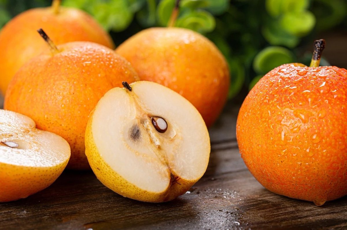 处暑过后，天气日渐干燥此时，梨子已缀满枝头一口咬下爽脆多汁，清甜滋润恰好抚慰秋日的燥意