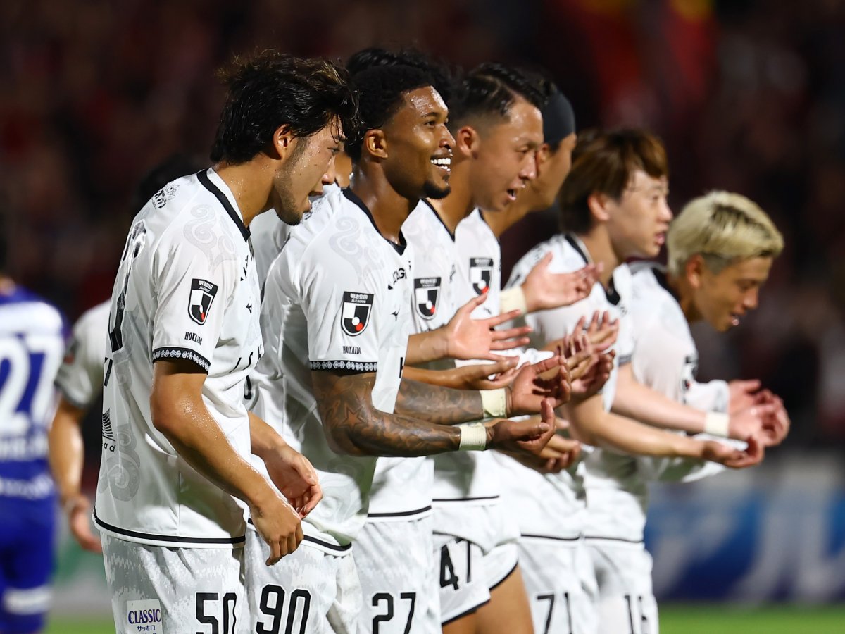 #コンサドーレ札幌 は23日、アウェーで甲府と対戦し2-1で勝利！就任2戦目で #柴田慎吾 新監督の初勝利となりました。札幌は前半17分に #長谷川竜也 選手のアシストで #マリオセルジオ 選手がゴールを決め先制。同30分には #パクミンギュ 選手が貴重な追加点をあげ逃げ切りました。#consadole