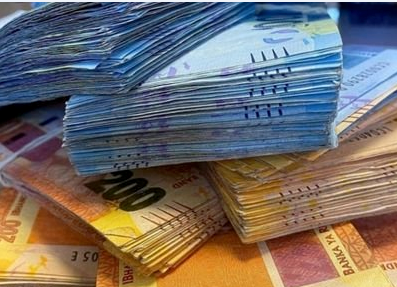 SoccerBetFun's tweet photo. I'm giving R100 voucher to someone that needs it, you must re-post this tweet and tell me why you deserve it. 😎 #Freevoucher, #vouchergiveaway, #Betinfluencer https://t.co/PnG9pF8Ma1