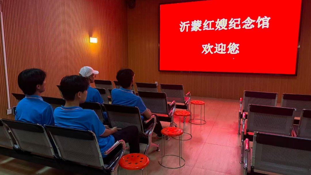 为深入探索红色文化传承与乡村振兴的融合创新，特别是数字技术在活化红色资源中的关键作用，近日，山东科技大学计算机学院“数智微光”实践队深入沂蒙山区腹地，循着红色足迹，奔赴沂水县院东头镇桃棵子村、西墙峪村与夏蔚镇王庄沂蒙山根据地开展实地调研。