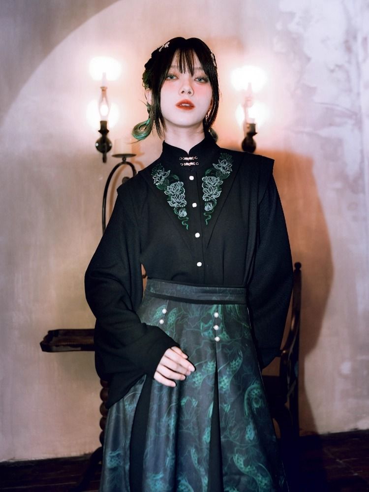 ManusxMachina's tweet photo. 暗闇の蛇の刺繍トップス 
https://t.co/wX3SAnvHtM 
暗夜に蠢く蛇を刺繍したトップス。深い黒地に緑の蛇の繍が胸元を彩ります。立ち襟には小さな装飾金具が付いています。東洋的な静謐さとヴィクトリアンの重厚感が交わるような、幻想的な雰囲気をまとったトップス。 https://t.co/p3RX5KaeJh