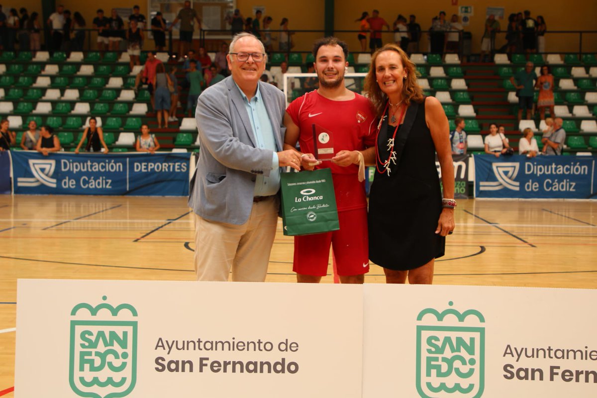 🔝 Alberto Ruiz, MVP de la semifinal entre <a href="/bm_prointegrada/">Cajasol Sevilla BM Proin</a> y <a href="/BMCiudadDMalaga/">TROPS MÁLAGA BM.</a> 🔥

🎖️ El jugador palmeño recibe el reconocimiento de la mano de D. Antonio Rojas, concejal de Deportes del Excmo. Ayto. de San Fernando; y Margarita Yedro, directiva de FABM.

¡Enhorabuena, Alberto!