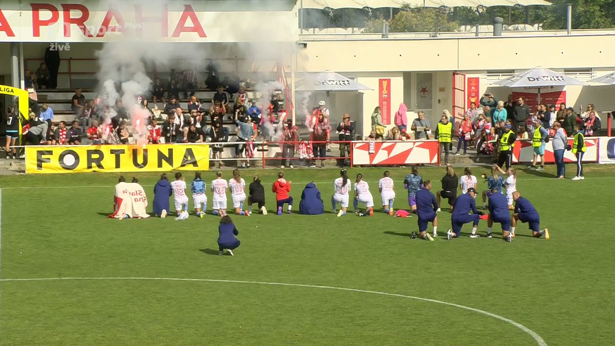 Luboš Dufek (@monty025) on Twitter photo Po výhře 9:0 nad Plzní měly <a href="/SlaviaZeny/">SK Slavia Praha ženy</a> tradiční děkovačku i s pyrem. #fortunaliga #holkytaky Po výhře 9:0 nad Plzní měly <a href="/SlaviaZeny/">SK Slavia Praha ženy</a> tradiční děkovačku i s pyrem. #fortunaliga #holkytaky