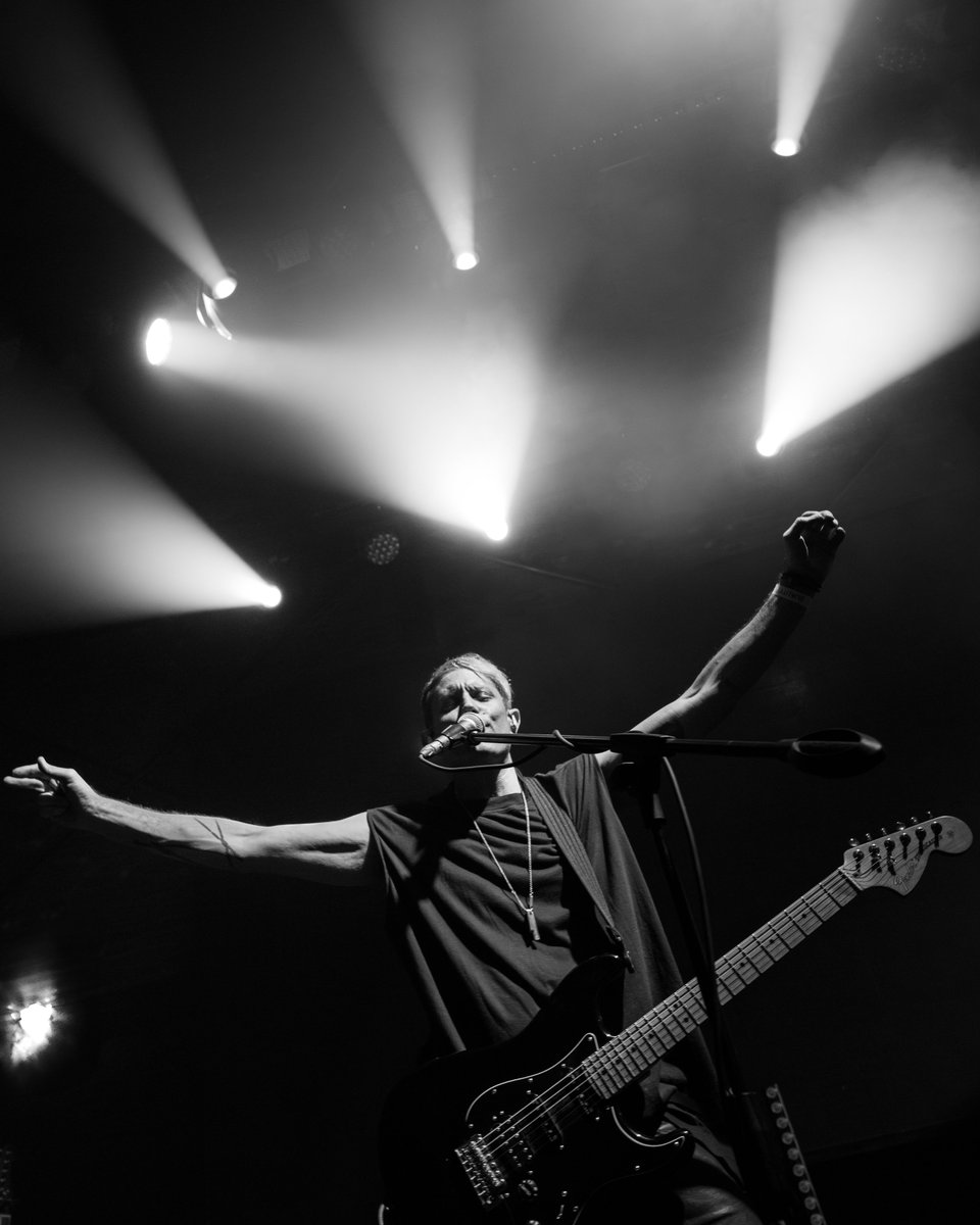 Jake Duzsik’in vokali, synth dokunuşları ve görsel deneyim, 17 Haziran 2025 Health konserini sadece dinlenen değil “yaşanan” bir ana dönüştürdü.

Fotoğraflar: Eva Shield