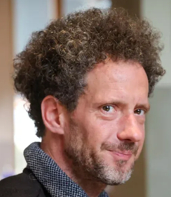 Cahunek je hrvaško-slovenska izpeljanka priimka Cohen.

Kaj opazite pri Cohenovih laseh?

Ima lase, ki so značilni za etnične Slovence?

Ali prav posebno pleme, ki med seboj igra leve in desne razlike, ki imajo vedno antislovenski rezultat za nas: 
x.com/SloDejstva/sta…