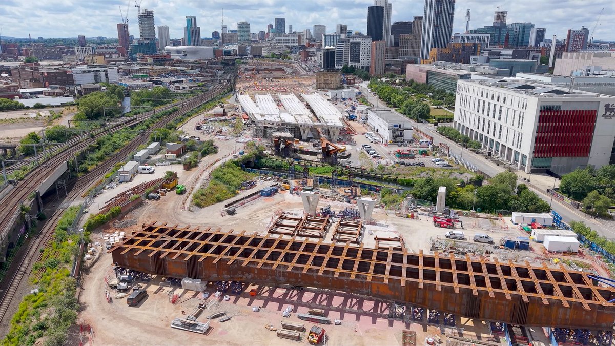 The successful move of a 1,631-tonne steel bridge over Lawley Middleway marks the next major step in building the mile-long series of five viaducts that will bring HS2 trains into #Birmingham Curzon Street Station.

Here are some shots of the operation 📷

#HS2InPictures