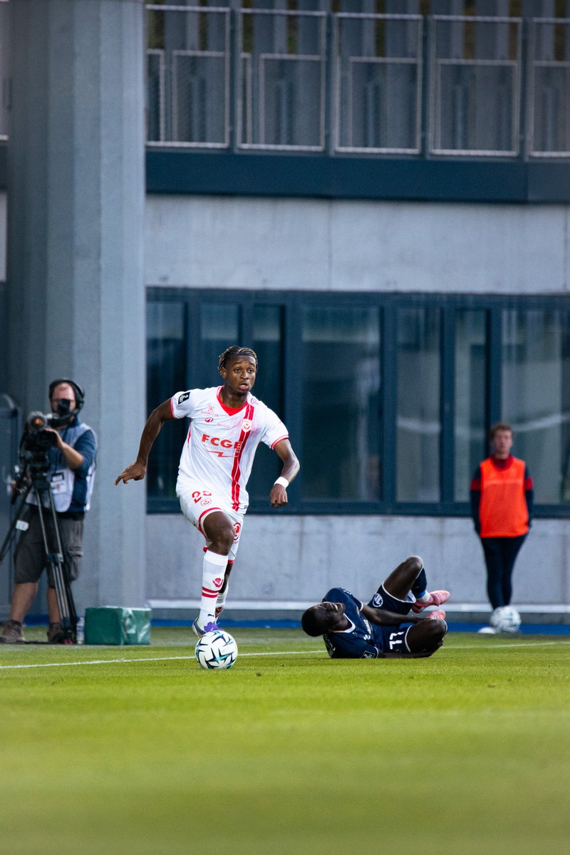 asnlofficiel's tweet photo. 🔥 Première sous ses nouvelles couleurs pour Bamba ! 🔴⚪️ 

#USLDASNL #ligue2bkt https://t.co/SePEh04wq9