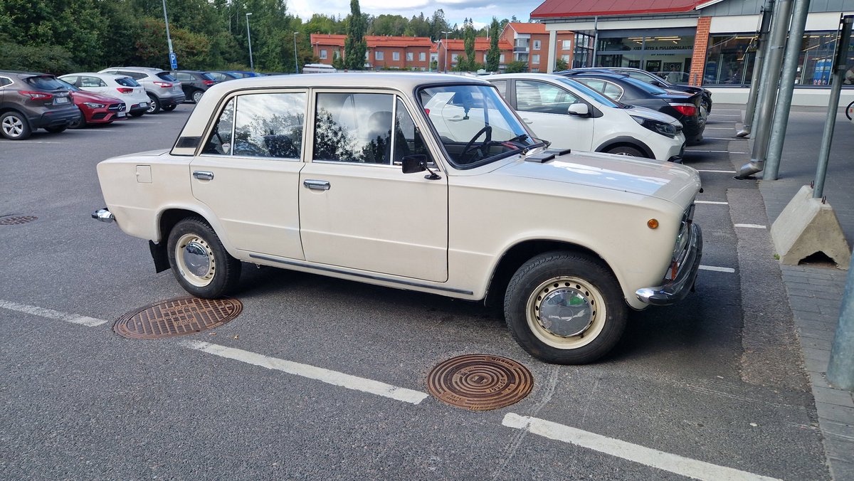 Johtovirta's tweet image. Lauantaiajelut.

#Lada #lauantai #cruising