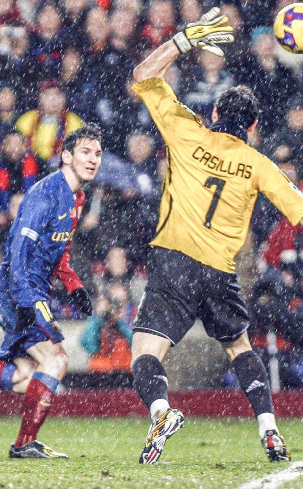 Messi tiene 2 HAT TRICKS contra Casillas.

Casillas recibió 2 HAT TRICKS en su carrera.