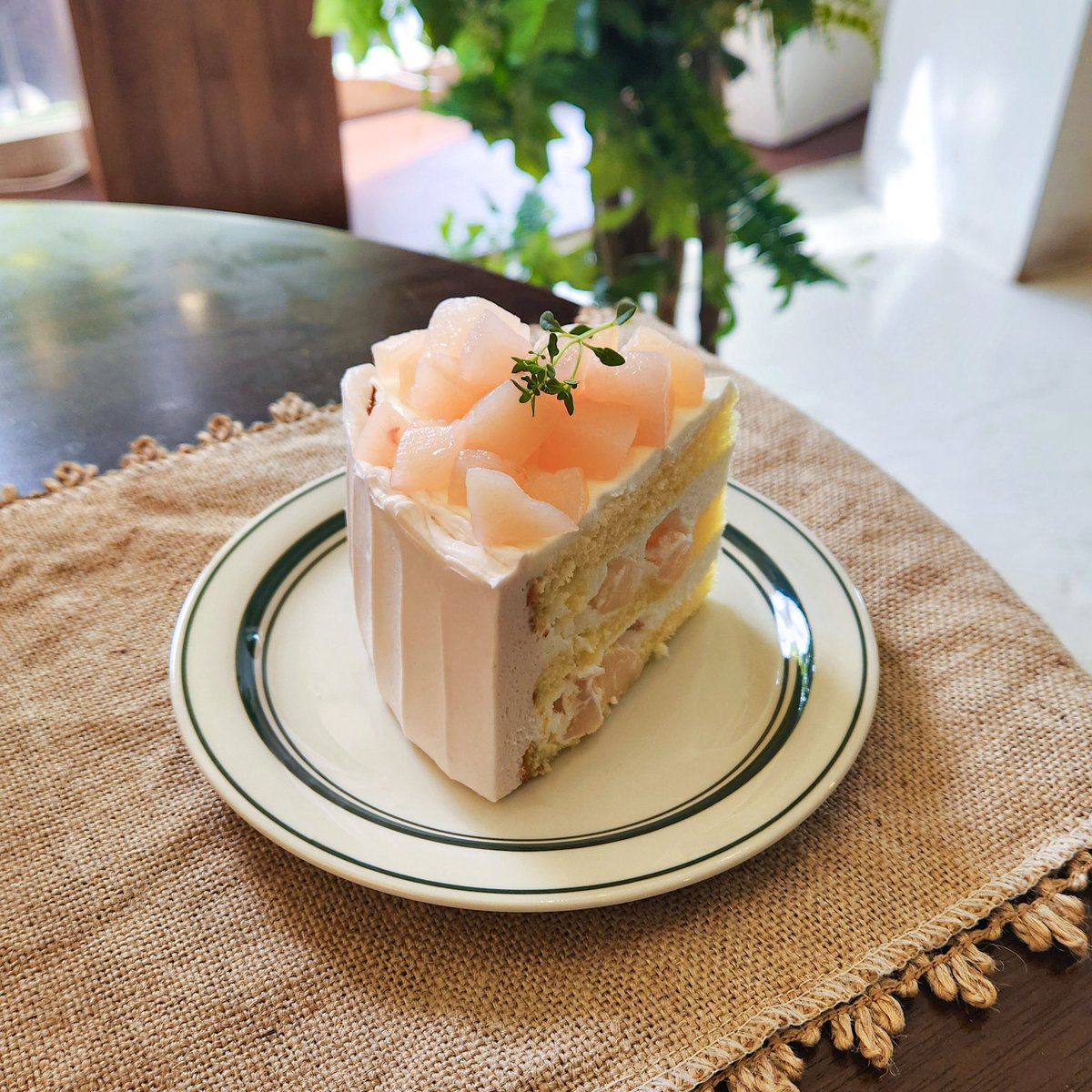 dailypeach_jpg's tweet photo. 🍑 𝙋𝙀𝘼𝘾𝙃 𝙇𝙊𝘼𝘿 🍑ﾐ(o*･ω･)ﾉ

이름처럼 예쁜 피치핑크 케이크🩷
요거트생크림이여서 새콤달콤하고
복숭아는 아삭했지만 덜 달아서 그런가 복숭아 맛이 덜 느껴져서 좀 아수웠어요🥲
케이크는 맛있었어요🍰

📍카페 를
🍑 피치핑크 8,500원

#데일리피치 #DailyPeach #복숭아로드 #복숭아 https://t.co/V1D5YHiNCi