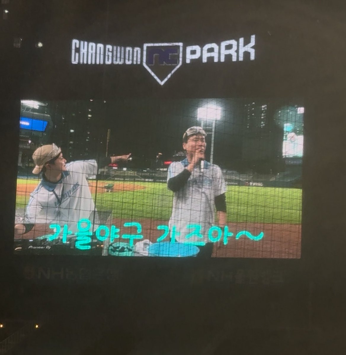 아니김휘집오늘 종덕피티때
전광판 자막실가서
자막침 ㅜㅜㅜㅜ아너무귀여우ㅓ.....