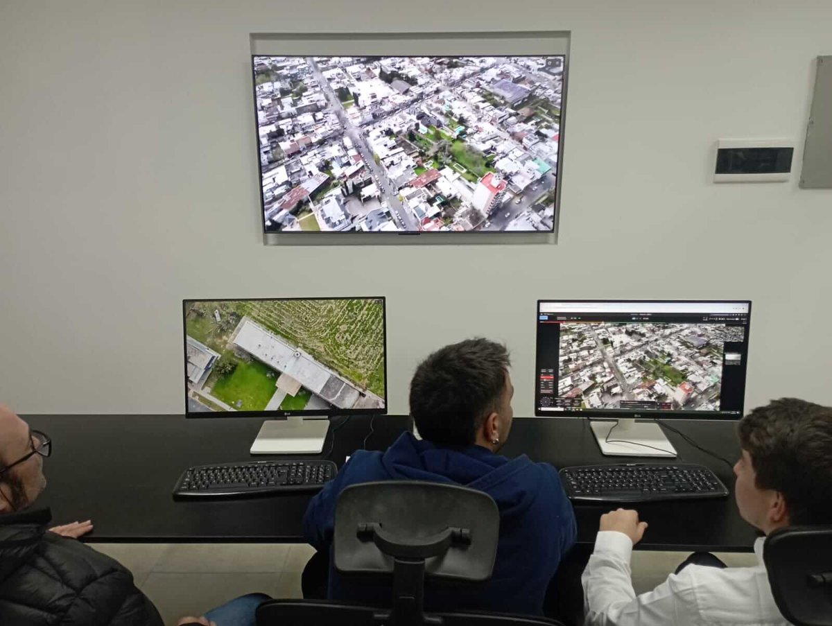 El Municipio de Pergamino presentó los nuevos drones vigilancia de última generación

Serán utilizados tanto en la ciudad como en las zonas rurales del Partido. 

diarionucleo.com/ciudad/pergami…

#Pergamino  #seguridad #drones