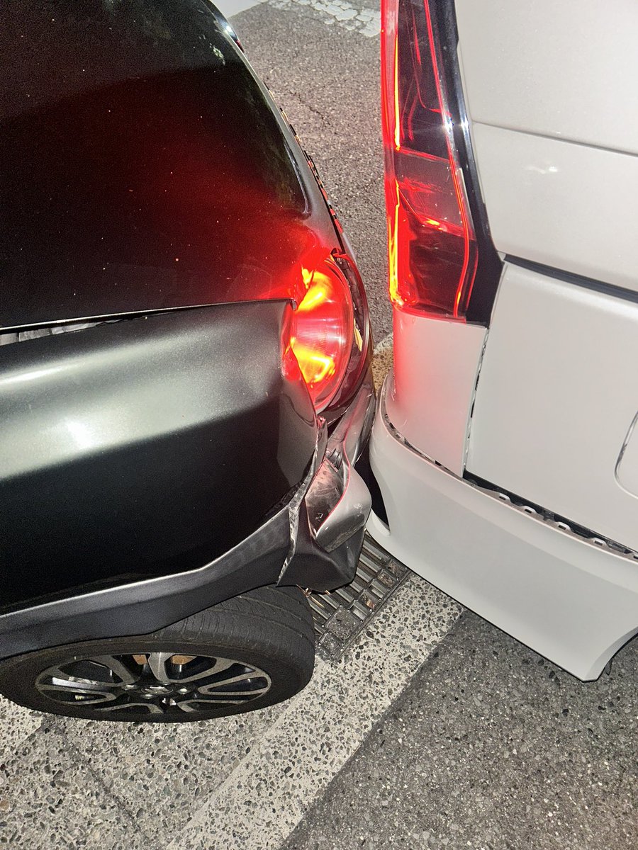 Spinelli_033's tweet image. 停車中に前から車がバックしてきて
首の右側、背中の右側が痛くて右ケツに筋肉痛みたいな痛みが、、、