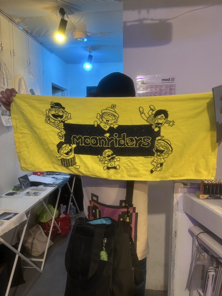 晩年 (@bannen_band) on Twitter photo 本日の公演にmoonridersファンの方が偶然ご来場されました!
moonridersは『晩年 - EP』のプロデューサーである夏秋さん <a href="/JackNatsuaki/">Natsuaki Fumihisa</a> が所属するレジェンドバンドです。
お客様には『晩年 - EP』をご購入いただきました!夏秋さんありがとう! 本日の公演にmoonridersファンの方が偶然ご来場されました!
moonridersは『晩年 - EP』のプロデューサーである夏秋さん <a href="/JackNatsuaki/">Natsuaki Fumihisa</a> が所属するレジェンドバンドです。
お客様には『晩年 - EP』をご購入いただきました!夏秋さんありがとう!
