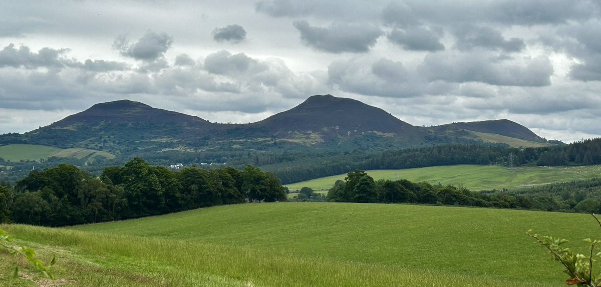 silverhills64's tweet photo. Lovely hike on Route 11 #MelrosePaths to Cauldshiels Loch @drsarahbee π https://t.co/L9cVr0GGTN