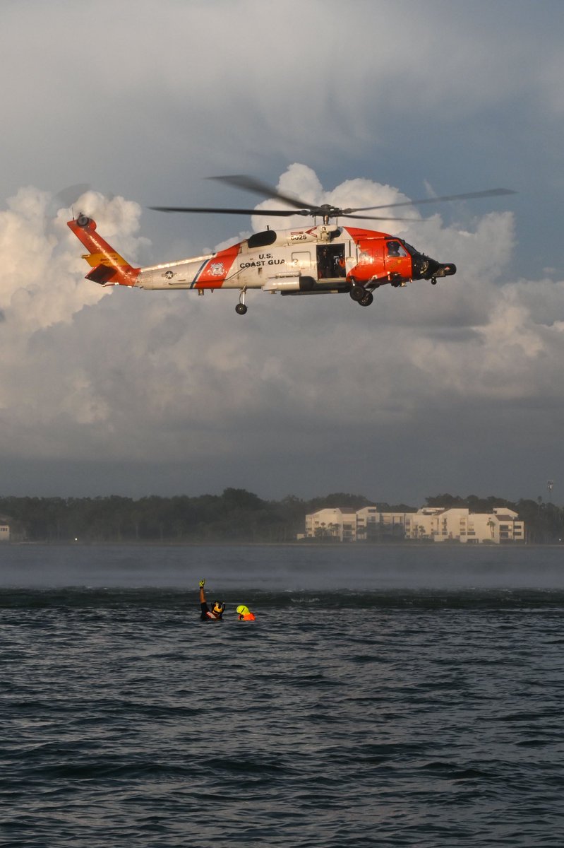USCGSoutheast's tweet photo. Boat crews from @USCG STA Sand Key and an Air Station Clearwater aircrew held search and rescue training near Sand Key on Aug. 13.β¨β¨π: https://t.co/RzeiT2RHyAβ¨
πΈβs: PA1 Perkofskiβ¨β¨#CoastGuard #SandKey #Training #SAR #Clearwater #teamwork #valuetonation https://t.co/WolfmPvyZv