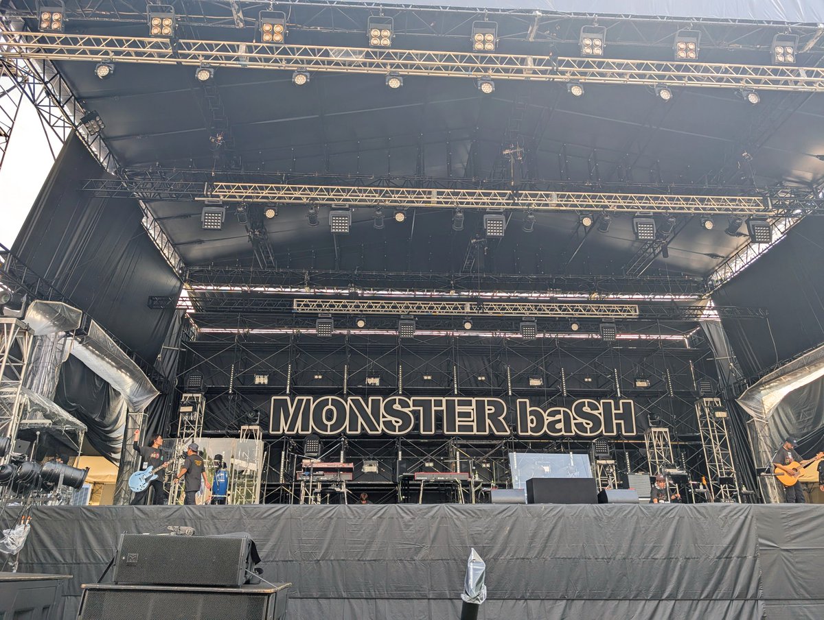 昔からいつか行きたいと思っていた念願のモンバス！aikoとRIP SLYMEを同日に観られる最高の1日だったよー！他にも多くのライブを観られて楽しかった！声をかけてくれて、一緒に観てくれてありがとうございました！！