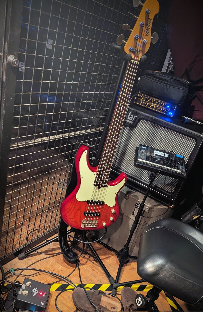 四月は君の嘘、ついに初日！舞台脇のまるでウェストサイドストーリーみたいな金網の横で弾いてます。初演の時は弾くばかりで一度も見られなかったけど、昼のゲネで初めて客席から観られて感動した。若さとスピード感の輝き、心にしみる内面的な深みのある素晴らしい作品だ！音楽も演出も最高。