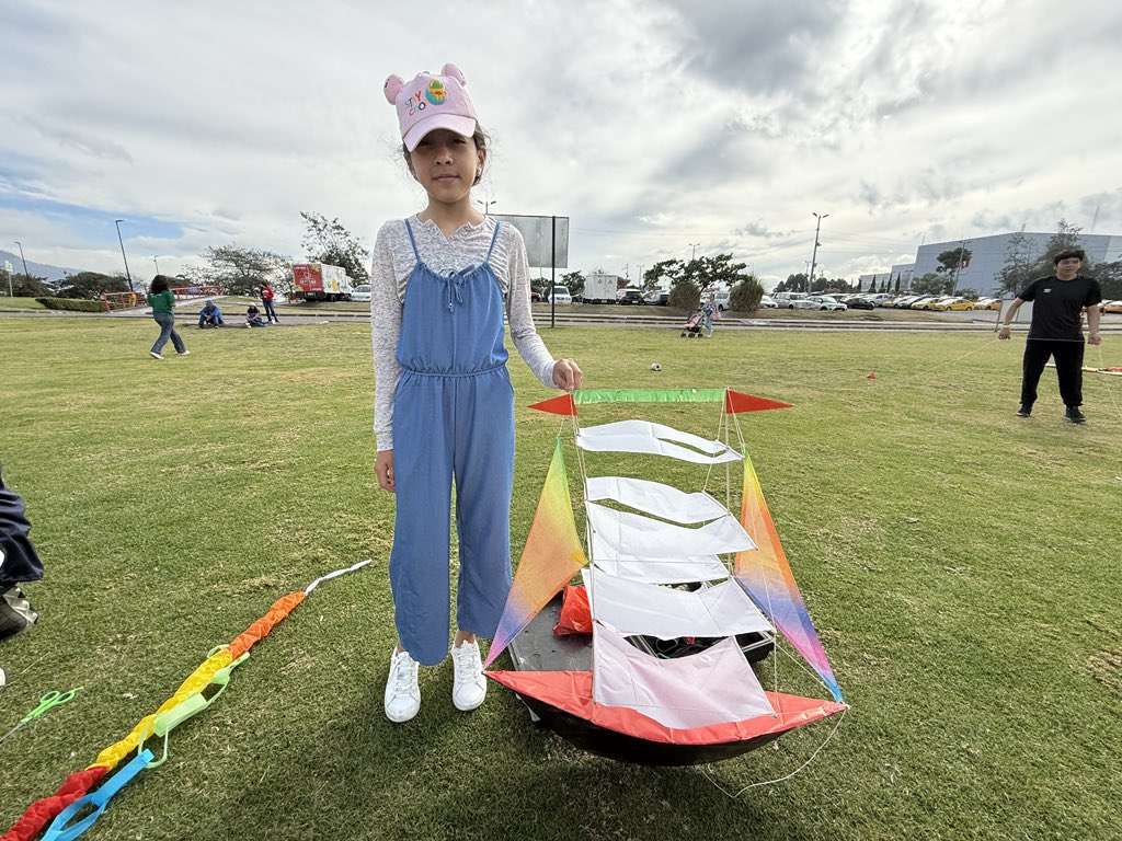 ObrasQuito's tweet photo. ☀️#TodosAlParque | ¡El verano también se vive en el aire!☀️

Hoy disfrutamos del segundo festival #QuitoVuelaTuCometa en el parque Itchimbía. 

Tendremos un día lleno de:

✅Magia
✅Presentaciones artísticas
✅Premios
y lo mejor de todo…

🥳¡La entrada es 100% gratis! 🥳
#QuitoRenace