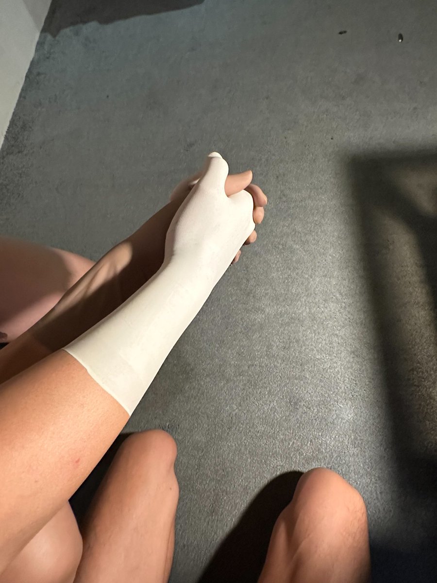 好懷念<a href="/GimmeyourdickH/">gimmeyourdick_hk</a> 來台灣的那個晚上！
我們一起吃飯逛街一起泡澡一起唱歌
最後再一起交流手套
從短到長，從淺到深，從0到1
那個晚上我們做了最棒的事情