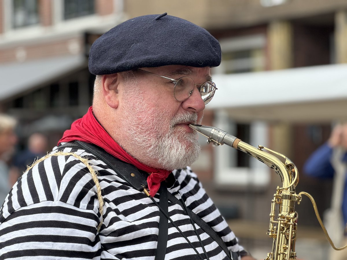 Vandaag, zaterdag 23 augustus 2025, speelden wij met een Franse accordeonist, Franse saxofonist en een Frans duo op viool en gitaar op de Montmartre-markt in het Damcentrum van Leidschendam.