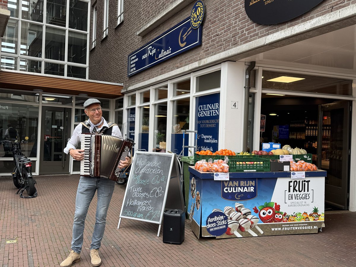 Vandaag, zaterdag 23 augustus 2025, speelden wij met een Franse accordeonist, Franse saxofonist en een Frans duo op viool en gitaar op de Montmartre-markt in het Damcentrum van Leidschendam.