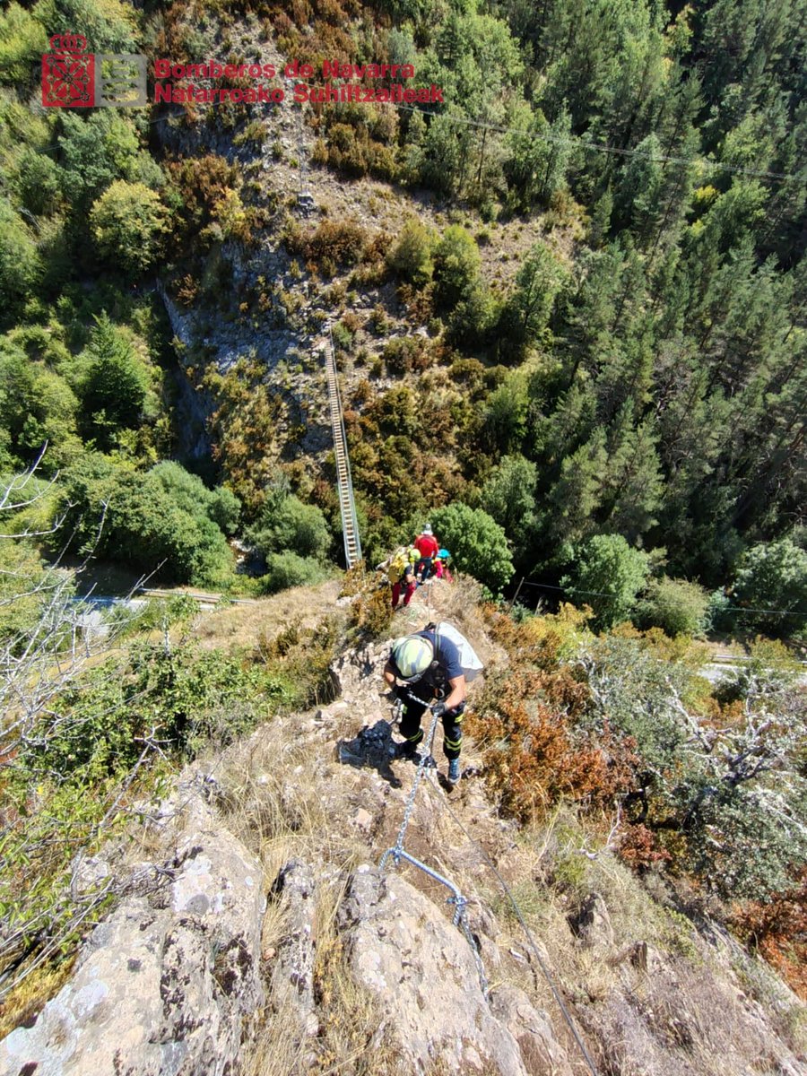 Bomberos y Bomberas – Suhiltzaileak (@bomberos_na) on Twitter photo Intervenimos la mañana del #sábado para rescatar a un escalador exhausto que queda suspendido en la vía ferrata de #Vidangoz
#ParqueNavascués
#GRTNavarra
#Helicóptero
<a href="/policiaforal_na/">Policía Foral - Foruzaingoa</a> Intervenimos la mañana del #sábado para rescatar a un escalador exhausto que queda suspendido en la vía ferrata de #Vidangoz
#ParqueNavascués
#GRTNavarra
#Helicóptero
<a href="/policiaforal_na/">Policía Foral - Foruzaingoa</a>