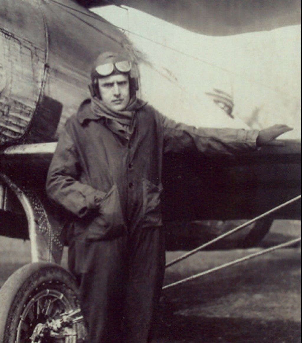 Fotografía donde aparece Virgilio Leret con vestimenta de piloto junto a un aeroplano. Fuente: javiercoria.blogspot.com