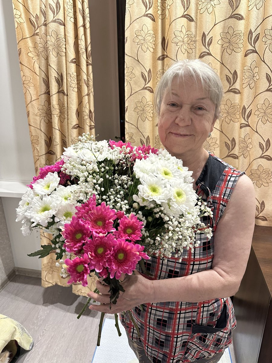Мой мамуль с внуками)) 76! Лет это вам не хухры-мухры))) потом еще Дашуня старшая внучка букет притащила)фотаться отказалась, устала💚 путь все будет так же хорошо еще долгое время 🫶🫶🫶