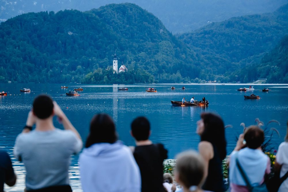 🛌 V mesecu juliju v občini Bled prenočili gostje iz 135 različnih držav 🌍

Več statističnih podatkov najdete na naslednji povezavi ➡️ tinyurl.com/statistika-ble…

📸 Nik Bertoncelj - Lučke na Blejskem jezeru 2025