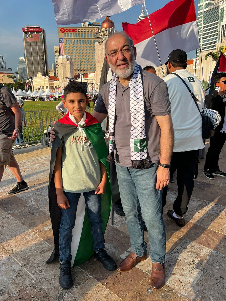SenatorMushtaq's tweet photo. محمد فلسطینی کیساتھ کوالالمپور میں صمود نوسانترہ تقریب میں ملاقات۔
محمد اپنے والدہ کیساتھ پھیپھڑوں کے علاج کیلئے غزہ سے یہاں آئے ہیں، ان کے والد لاپتہ ہے اور ان کے تمام رشتے دار شہید ہوچکے ہیں، یہ غزہ کی ہر گھر کی کہانی ہے۔ https://t.co/8xDlIIFFFX