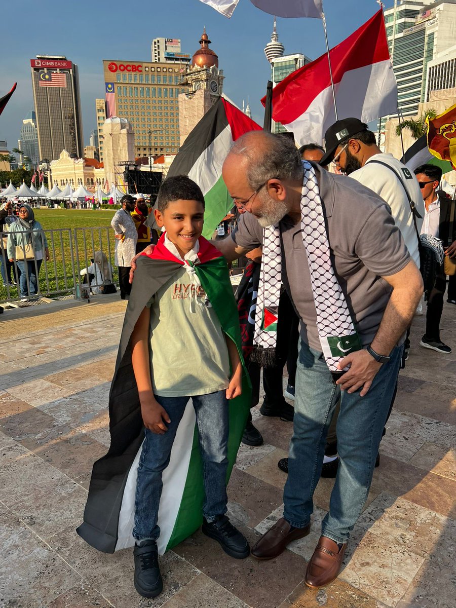 SenatorMushtaq's tweet photo. محمد فلسطینی کیساتھ کوالالمپور میں صمود نوسانترہ تقریب میں ملاقات۔
محمد اپنے والدہ کیساتھ پھیپھڑوں کے علاج کیلئے غزہ سے یہاں آئے ہیں، ان کے والد لاپتہ ہے اور ان کے تمام رشتے دار شہید ہوچکے ہیں، یہ غزہ کی ہر گھر کی کہانی ہے۔ https://t.co/8xDlIIFFFX