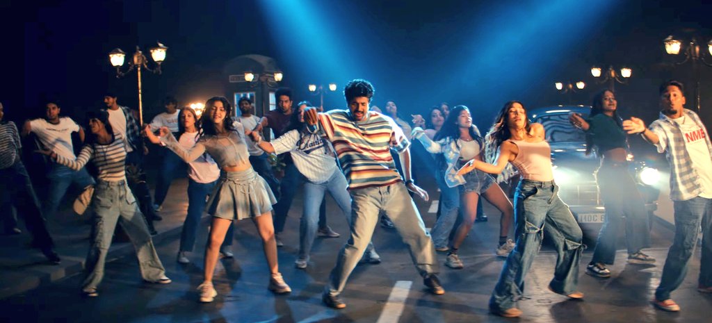 iammoviebuff007's tweet photo. #Madharaasi - #Sivakarthikeyan's Dance Moves are Awesome..❣️🔥 He keeps improving for Each film..⭐ This One is Semma Smooth &amp; Stylish.. 👌 https://t.co/zGrvzjRFx5