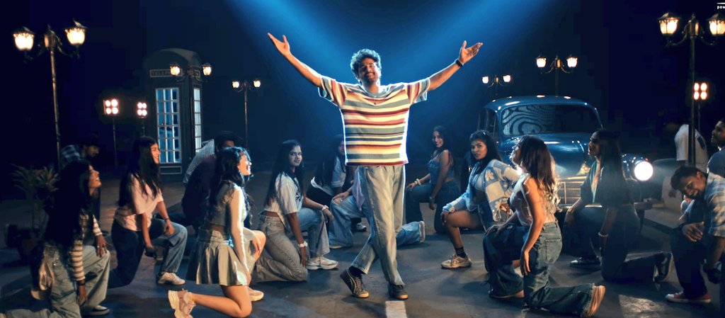 iammoviebuff007's tweet photo. #Madharaasi - #Sivakarthikeyan's Dance Moves are Awesome..❣️🔥 He keeps improving for Each film..⭐ This One is Semma Smooth &amp; Stylish.. 👌 https://t.co/zGrvzjRFx5