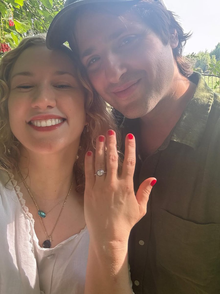 Life Is Strange star Hannah Telle (Max Caulfield) has announced her engagement today. 🥹

📸 [Hannah Telle/Instagram]

🔗 instagram.com/p/DNsssGyYvvT/…