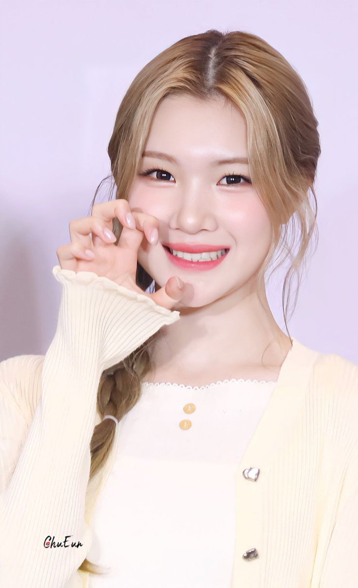 sJuun's tweet photo. @subsnuggle @SnuggleDuty "Dibuka ya, pelan-pelan aja. hehehehehe, selamat malam dan selamat beristirahat semuanya!" https://t.co/qPRiQC6u5b setelahnya, ia menggandeng tangan
lelaki di sebelahnya, lalu mengajaknya membungkuk sebelum menuruni panggung bersama. https://t.co/b8v4d7ArDP