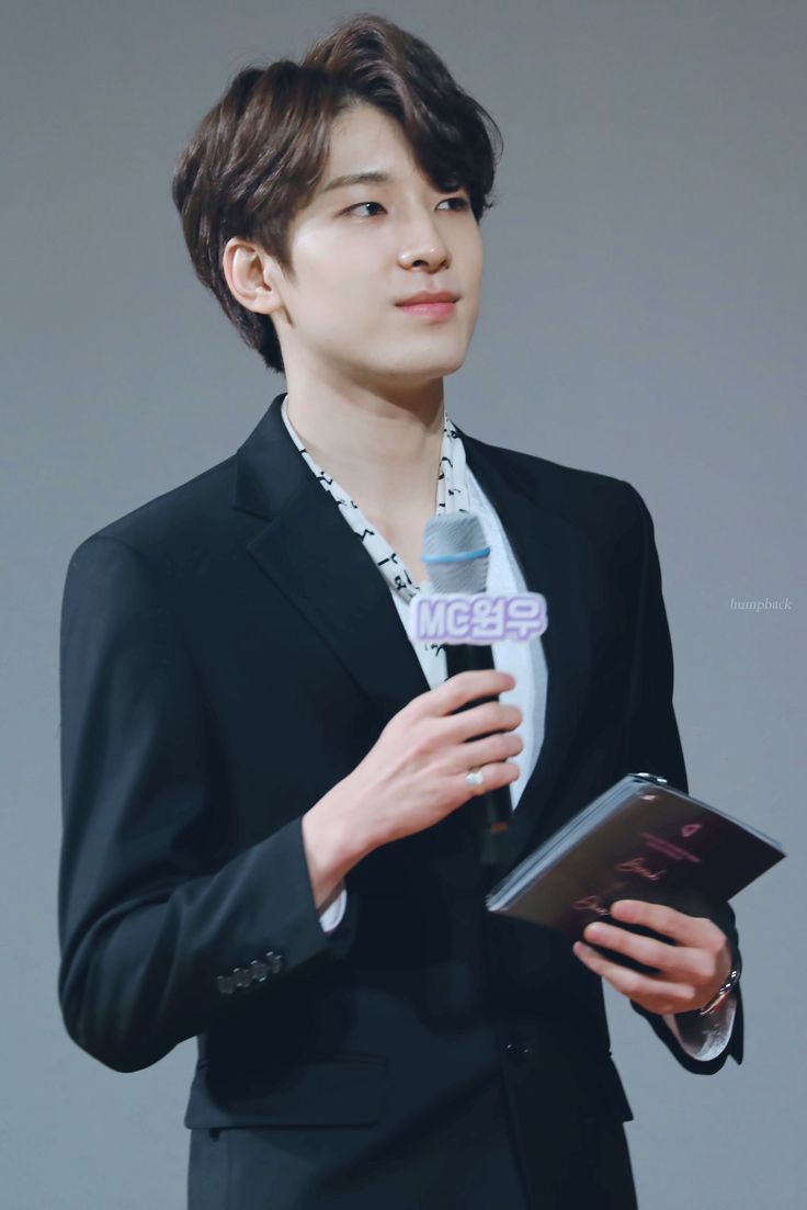 sJuun's tweet photo. @subsnuggle @SnuggleDuty "Dibuka ya, pelan-pelan aja. hehehehehe, selamat malam dan selamat beristirahat semuanya!" https://t.co/qPRiQC6u5b setelahnya, ia menggandeng tangan
lelaki di sebelahnya, lalu mengajaknya membungkuk sebelum menuruni panggung bersama. https://t.co/b8v4d7ArDP