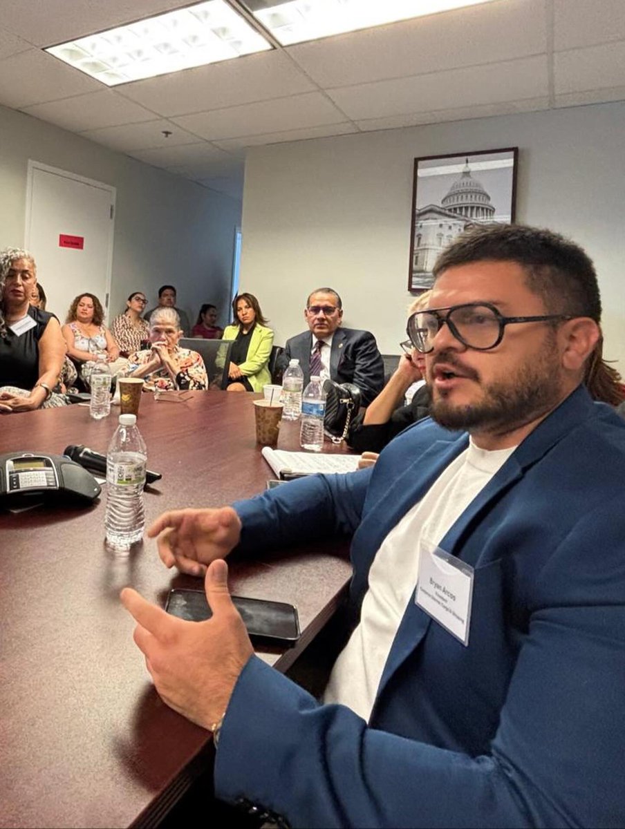 Participamos de un importante diálogo convocado por la H. Congresista Nellie Pou a través de su Jefa de Gabinete Carol Cuadrado en Paterson,  New Jersey. 

Estuvieron presentes destacados líderes comunitarios y representantes de varias organizaciones ecuatorianas.  

La H.
