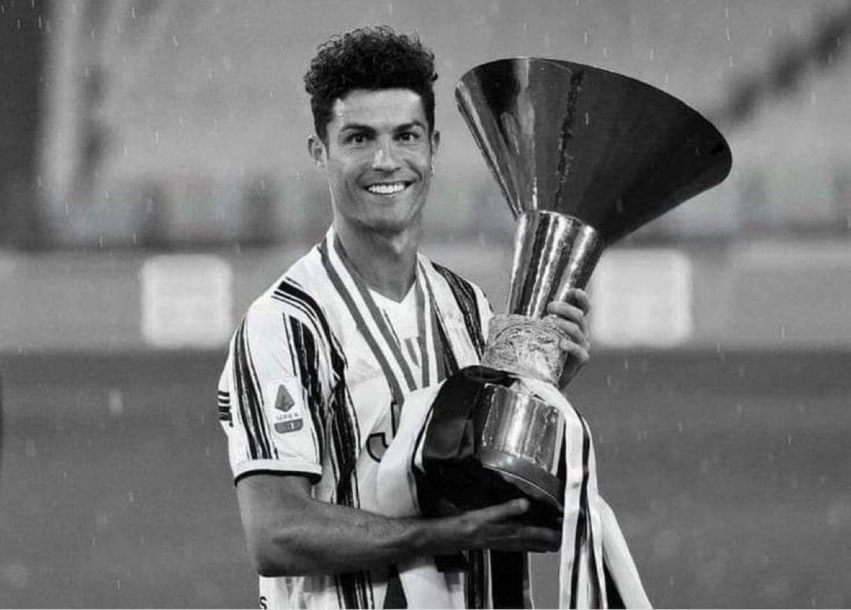 قد تظنها صورة من الثمانينيات

ولكن في الحقيقة هذه آخر بطولة رسمية حققها كريستيانو رونالدو