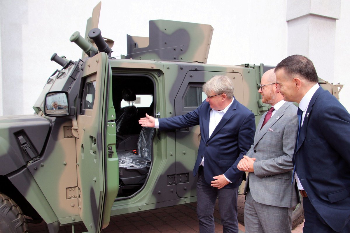 Najpierw Borsuki, teraz Legwany są wyposażane w zagraniczne radiostacje zamiast w polskie. Dlaczego wybieramy rozwiązania z zagranicy, a nie nasze? Polskie podatki powinny wspierać krajowe zakłady.