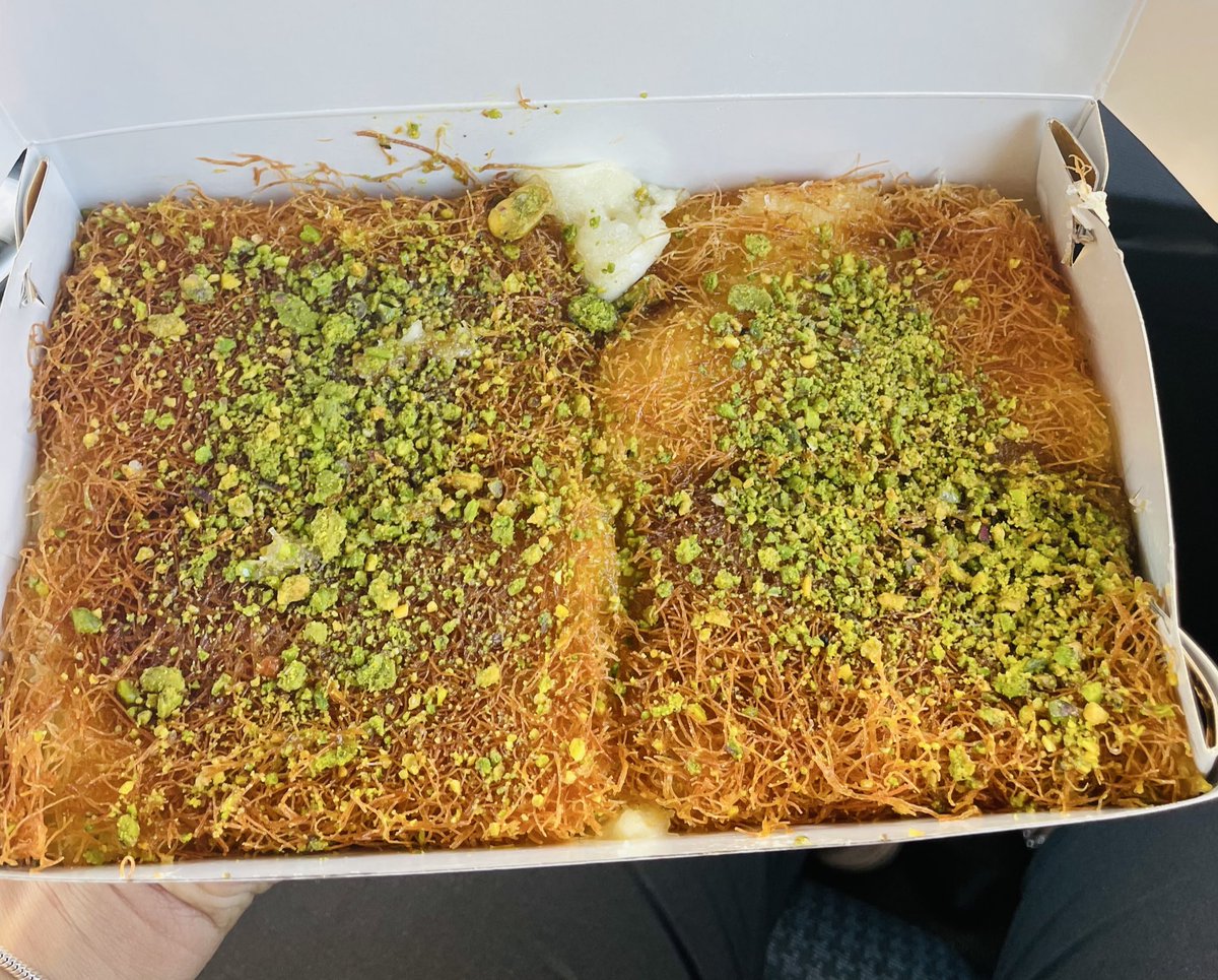 הכנאפה הראשון שבעלי קנה לי 😍
&lt;יא ראבי כמה שאני אוהבת כנאפה ולקרוא לו בעלי&gt;