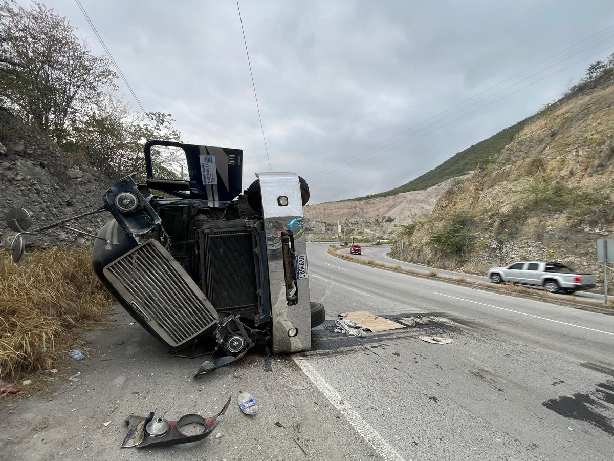 Noti7Guatemala's tweet image. 🚧 #Provial reporta un #accidente en el km 68 de la ruta al Atlántico [CA-9 Norte], Guastatoya, #ElProgreso.

Un tráiler volcado mantiene bloqueado el carril derecho hacia el sur, por lo que se recomienda a los conductores precaución al transitar por el área. 🚛

Informa…