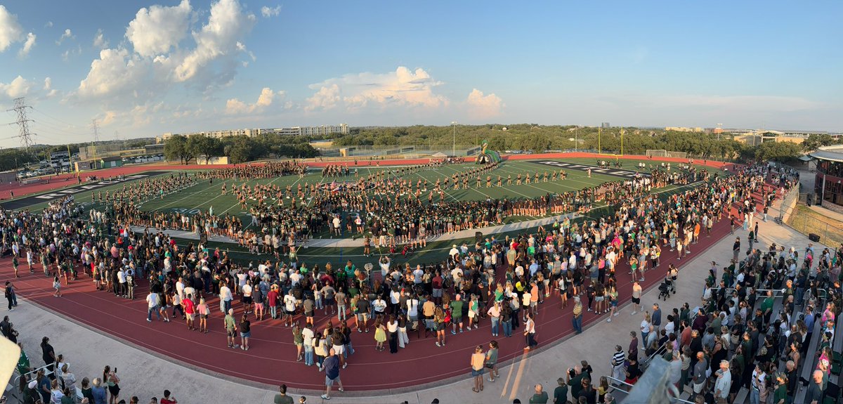 Nobody does it like Stone Oak. Great turnout last night for the Rattler RoundUp. Big thank you to <a href="/ReaganSpirit/">Reagan Spirit</a>. #StrikeEm 🐍

<a href="/THSCAcoaches/">THSCA</a> #THSCABrandAmbassador