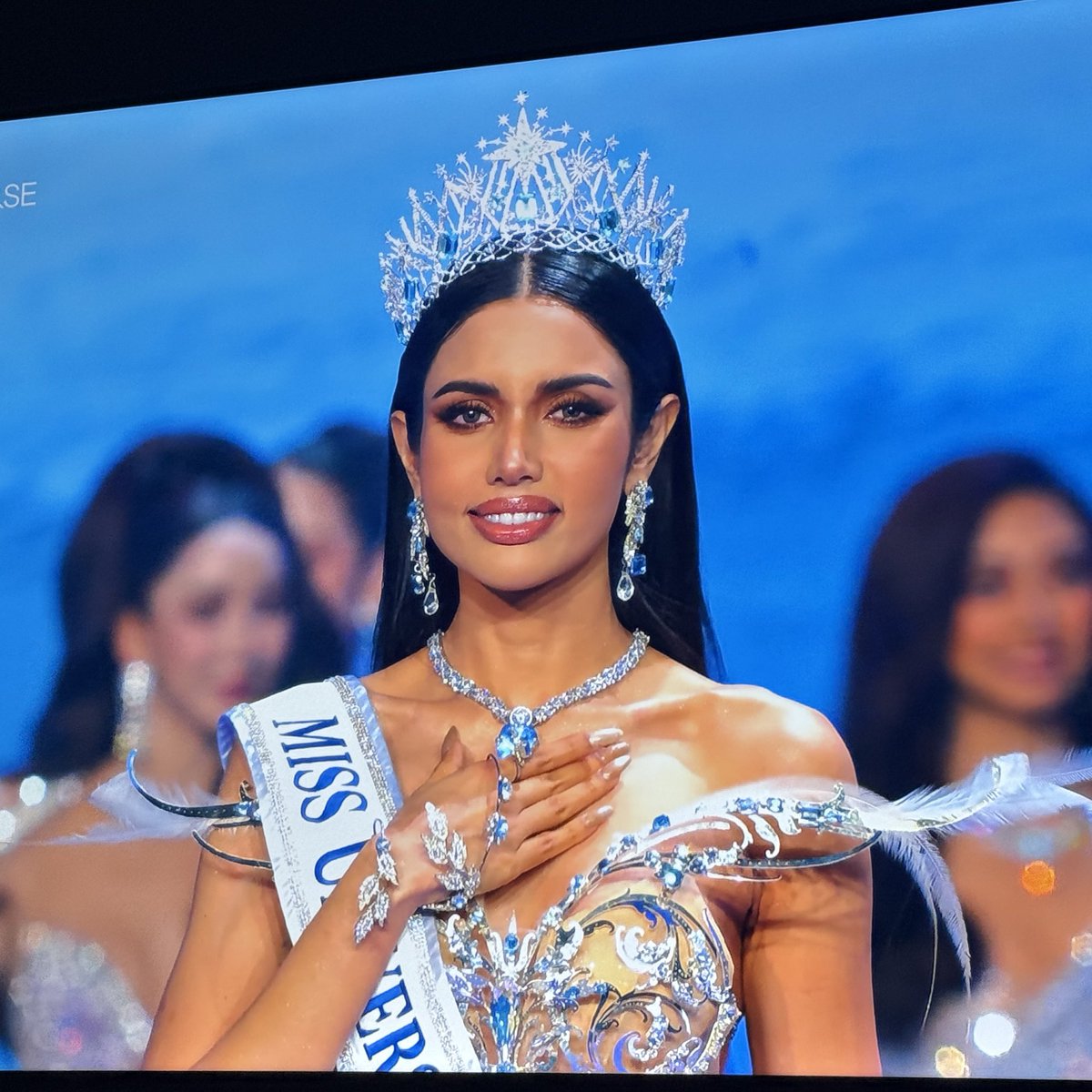 RaeGunn's tweet photo. The #MissUniverseThailand2025 is Veena Praveenar Singh 🩵🪽

The way she beautifully paired the crown with her accessories is amazing! 🤍✨

#MUT2025 #MissUniverseThailand https://t.co/9MYBkJOyYY