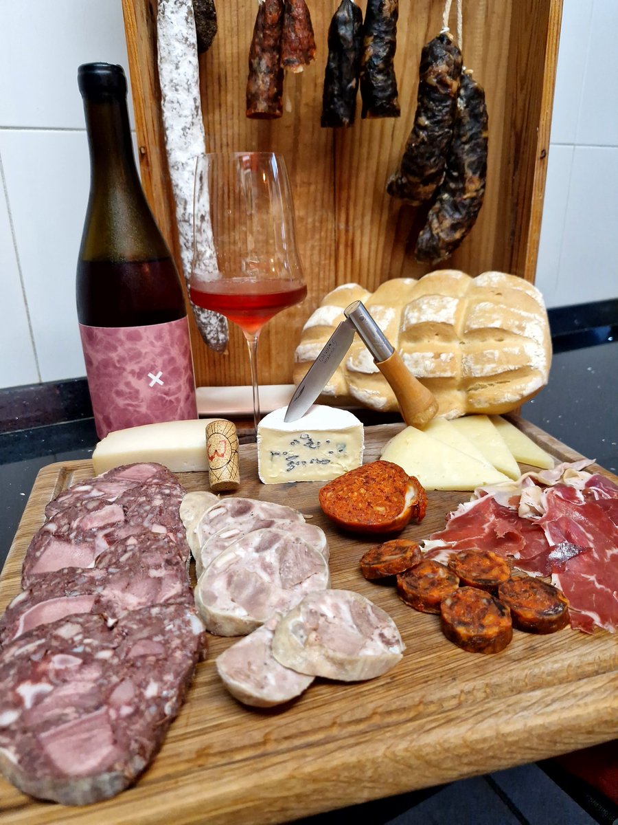 Tabla de quesos y embutidos y de bebercio el clarete del tridente <a href="/elretrogusto/">Ana - El retro 🍷🍺</a> <a href="/gmauleon/">Gorka Mauleon</a> y <a href="/UrkoBR/">Urko</a>