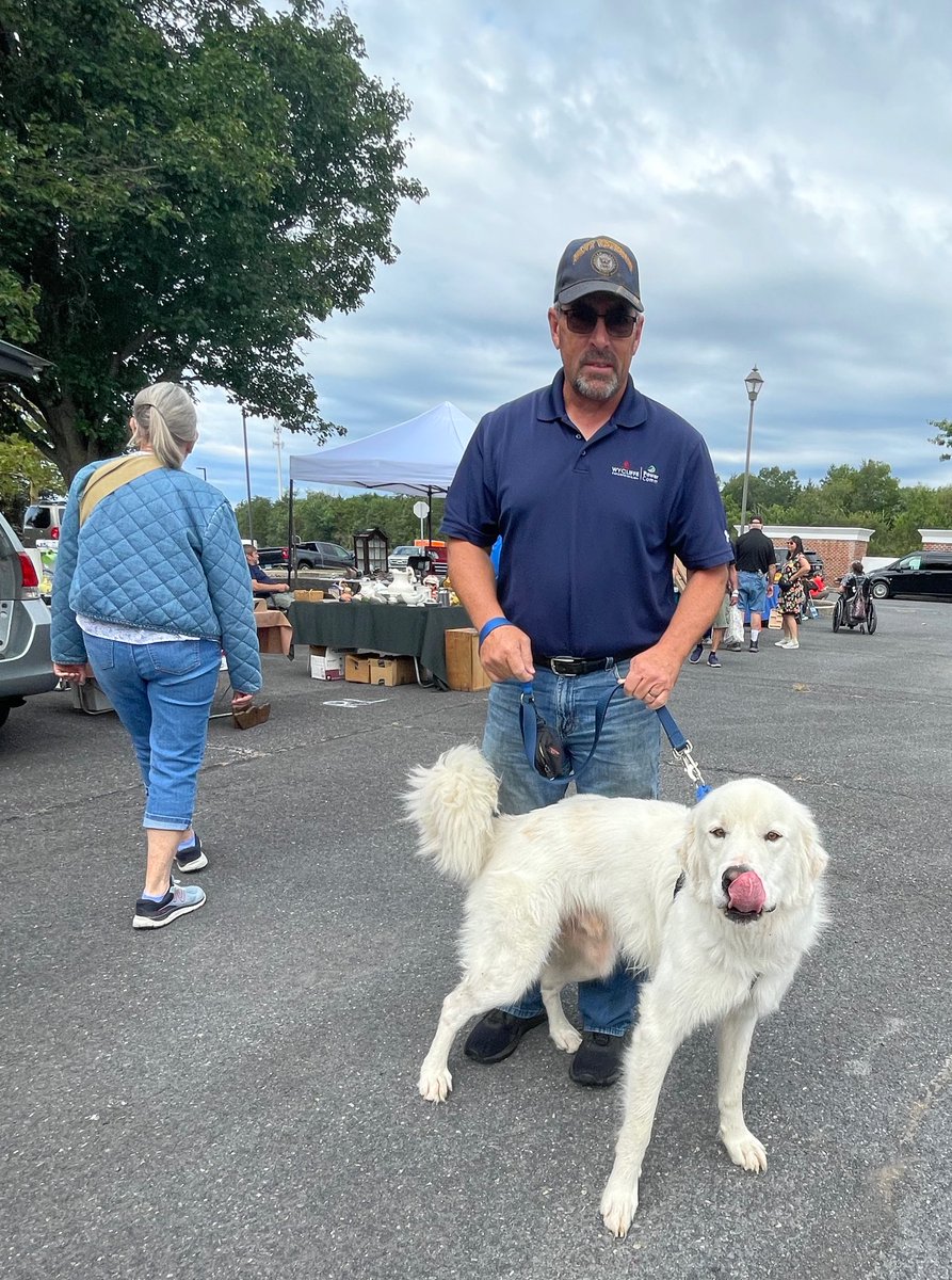 OutletGburg's tweet photo. Happiness is shopping with your best friend 🐾

#gettysburgoutlets #gettysburg #petfriendly #dogs #outlets #outletshopping #shopping https://t.co/HmLAsZvzAE