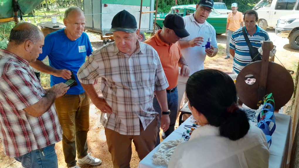 CcsMadruga9292's tweet photo. Está campesina mayabequense pone en alto el nombre de la mujer en la Revolución, Yoany trabaja en la producción de seda desde su finca con el amor y la pasión que la tarea requiere #AnapCuba #AnapMayabeque https://t.co/RClQN26zyq
