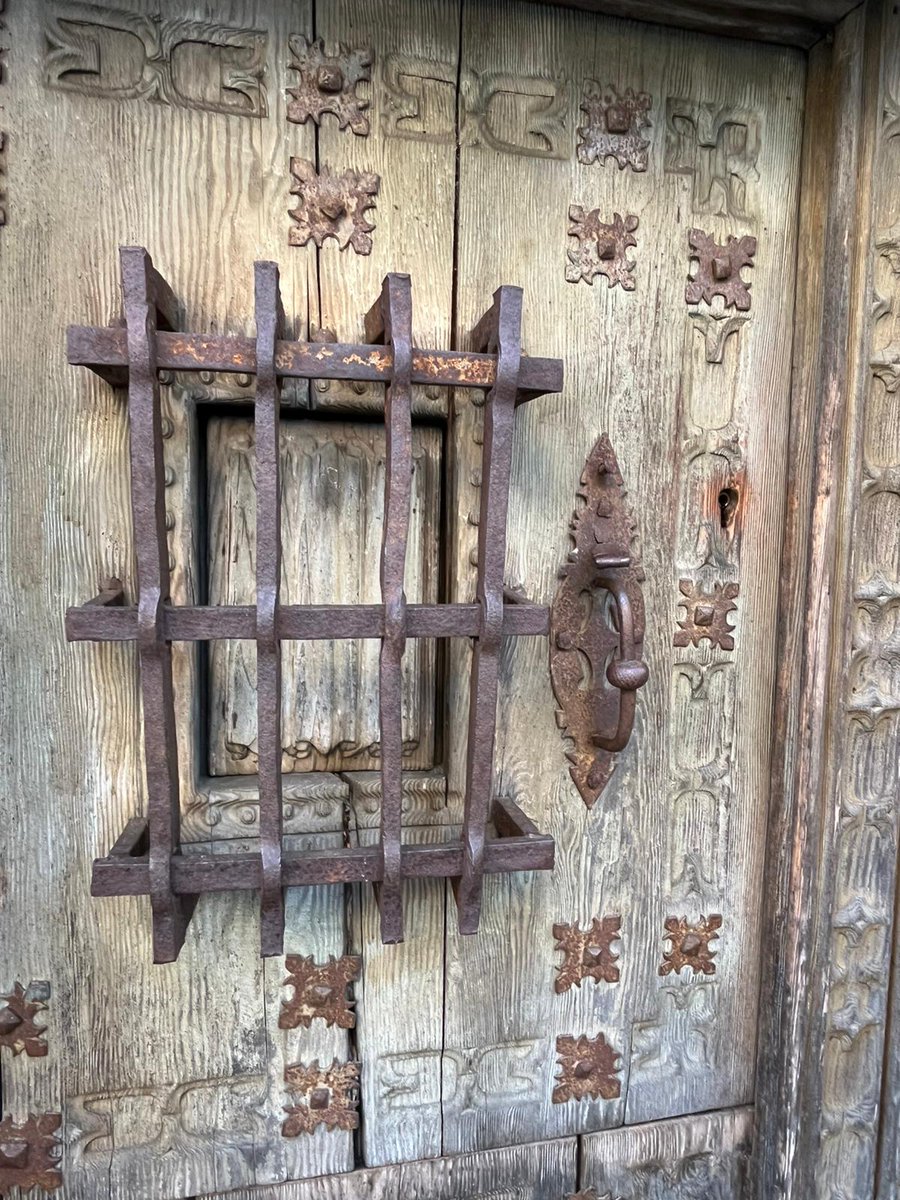 elsabaiao's tweet photo. "Mirilla" añeja desde la que una generación tras otra habrá visto el día a día de sus vecinos. Tal vez algún día la tecnología permita que estas puertas nos puedan hablar, mientras tanto jugaremos a imaginárnoslo.
Ansó (Huesca) https://t.co/bQhIG4MiW1