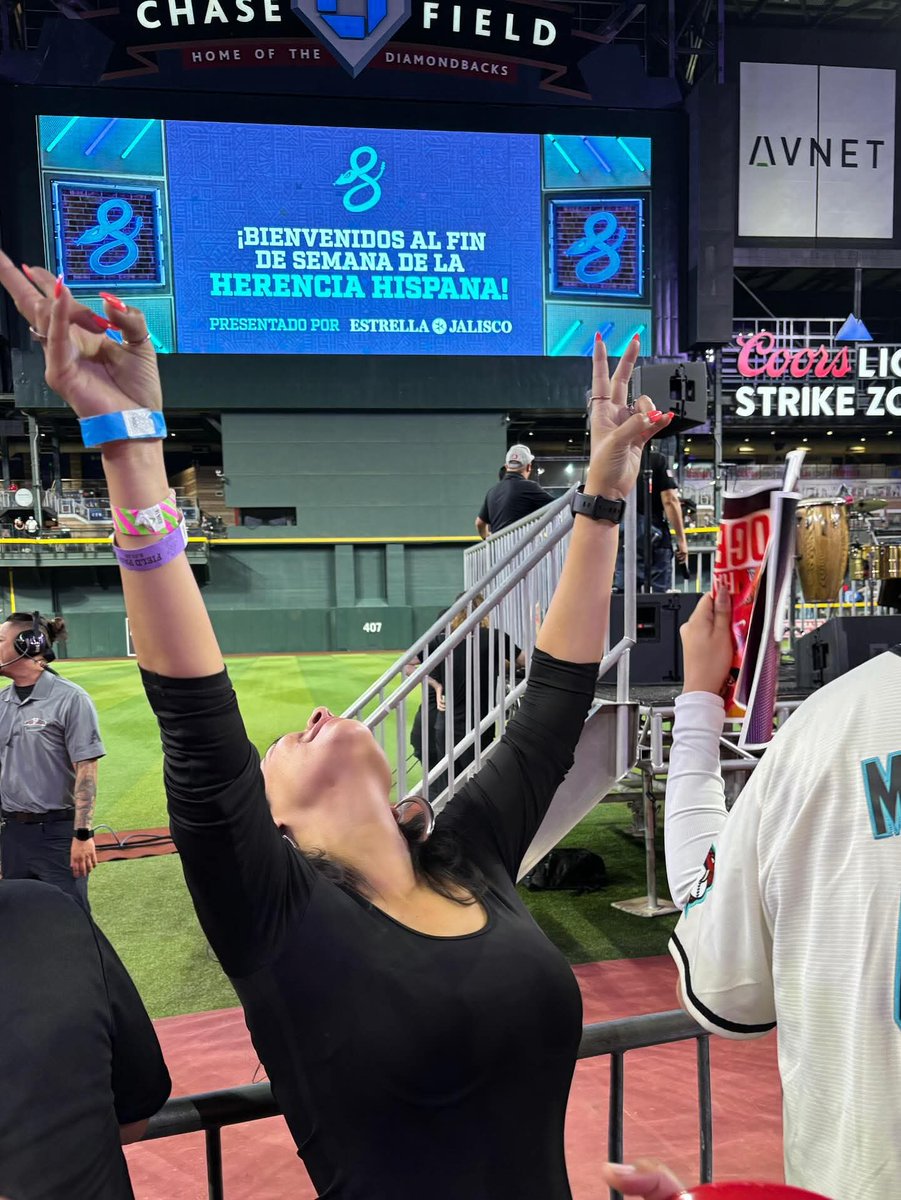 Se puso bueno el "after"  en el Chase field. 
Mucho bailongo en el fin de semana de la Herencia Hispana. 💃🏽🕺🏽
